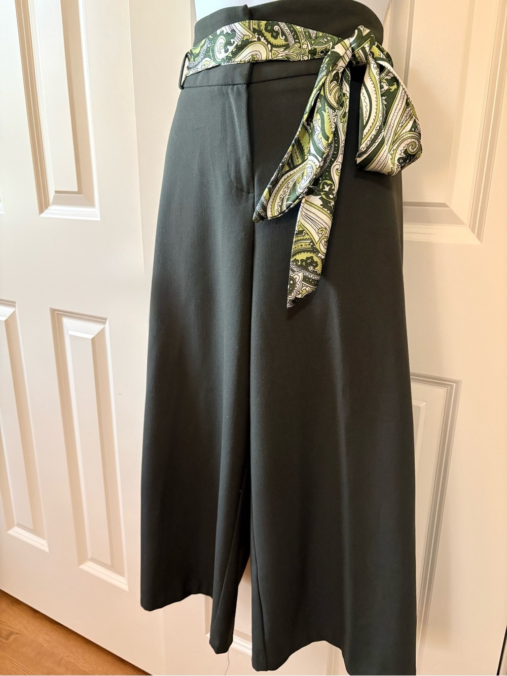 Ladies, gauchos pants, size 8, olive green color, sachet scarf as belt, size Med